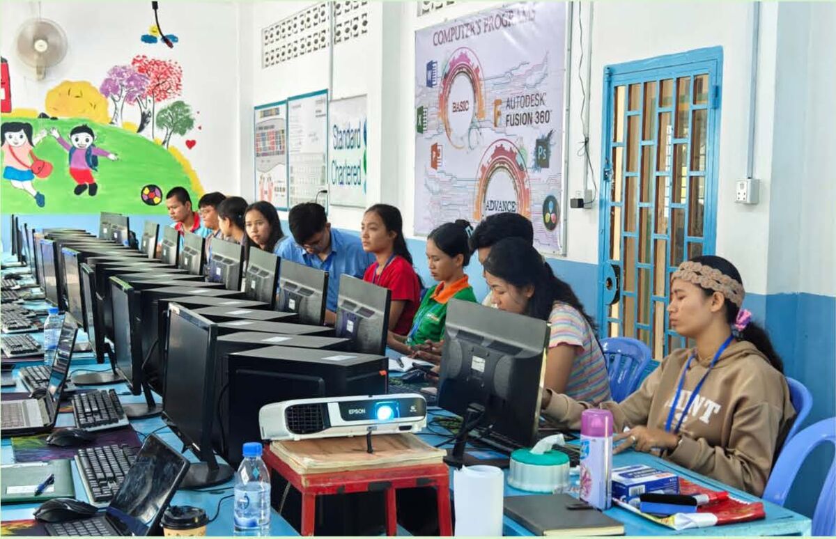 Workshop participants working at computers in the HOPE computer lab